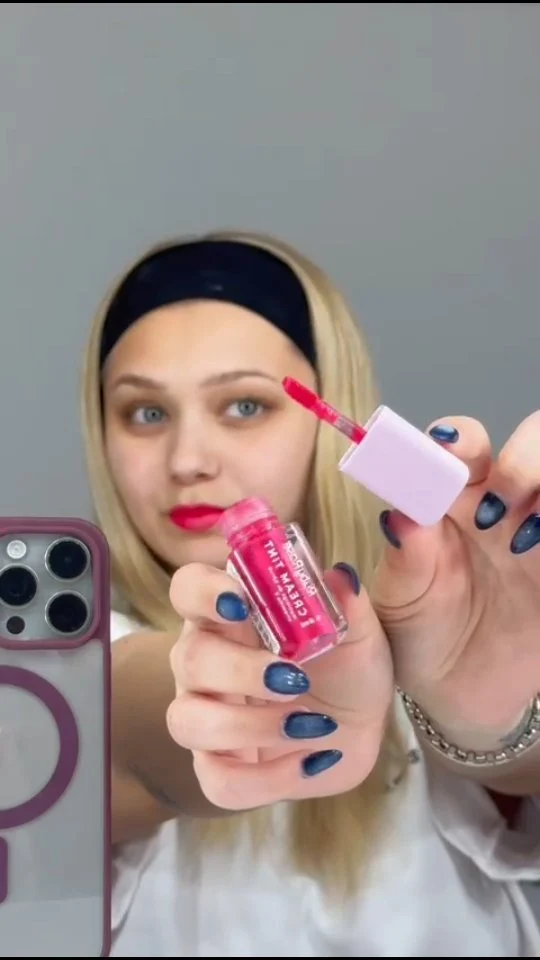 🔥💘Probamos las nuevas 𝐂𝐑𝐄𝐀𝐌 𝐓𝐈𝐍𝐓 𝐛𝐲 𝐑𝐮𝐛𝐲 𝐑𝐨𝐬𝐞 💘🔥
Formuladas con Manteca de Karite & Vitamina E  para unos labios hidratados, no deja grietas, son intransferibles. En fin todo lo que esta bien🔥💋

😉Se pueden usar como labial; rubor & sombra

😍¿Cual es tu tono Fav?😍 
✅Ya disponibles en la web
•
•
•
#rubyrose #creamtint #tintas #makeupbrasil #tintarubyrose #labial #ushuaia #genamacosmeticos #fyp #parati #viral