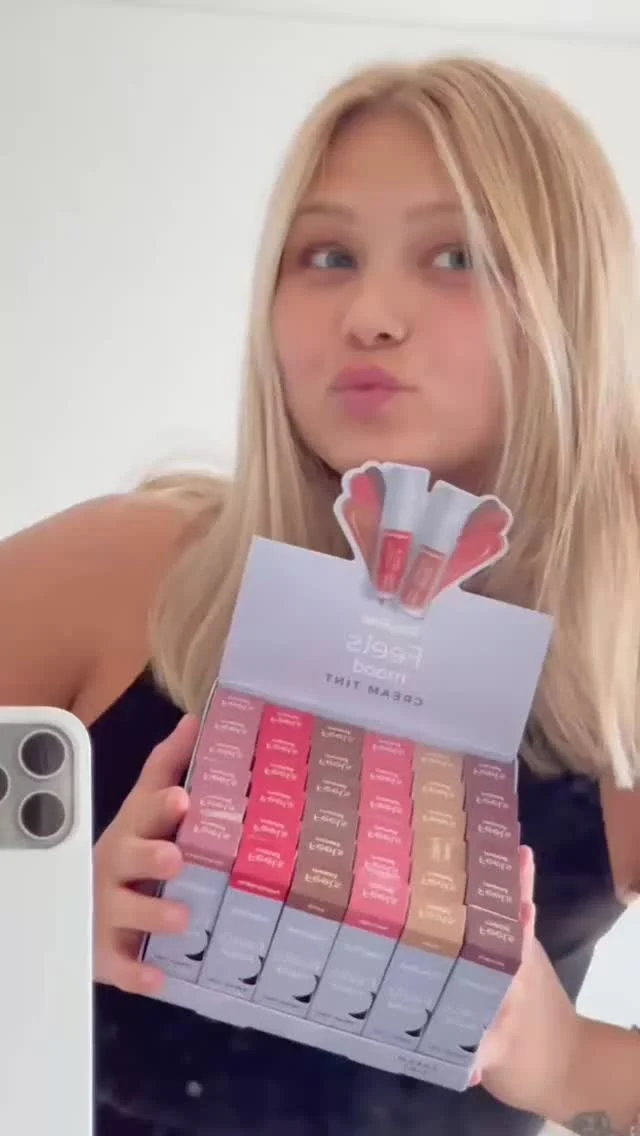 Labial; Rubor & Sombra🔥🤎𝐂𝐑𝐄𝐀𝐌 𝐓𝐈𝐍𝐓 𝐛𝐲 𝐑𝐮𝐛𝐲 𝐑𝐨𝐬𝐞🤎🔥
Formuladas con Acido Hialuronico, Manteca de Karite & Vitamina E  para unos labios hidratados, intransferibles. Producto BBB🔥💋 🇧🇷Original

😍¿Cual es tu tono Fav?🔥
✅Ya disponibles en la web
•
•
•
#rubyrose #creamtint #tintas #feelsmood #makeupbrasil #tintarubyrose #labial #ushuaia #genamacosmeticos #fyp #parati #viral